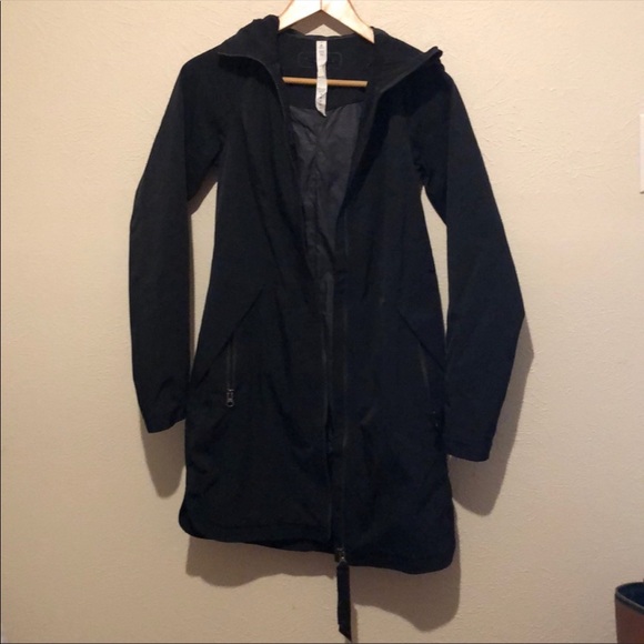 Lululemon definitely raining rain jacket - Picture 4 of 10